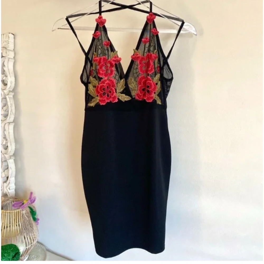 🪞 NWT red embroidered flower v neck strappy mesh dress size 2 in black red